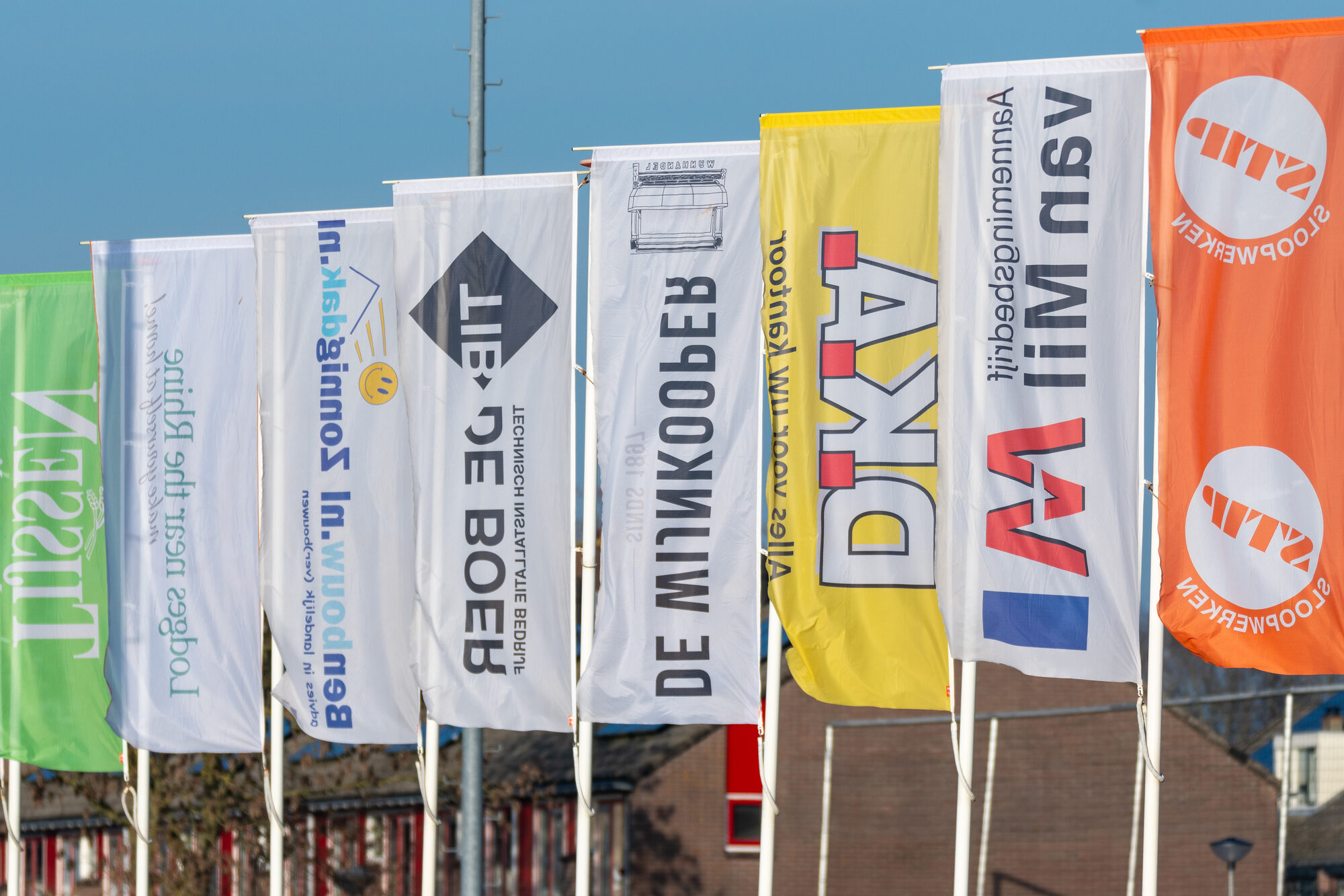 Sponsorvlaggen langs de ingang van sportpark Bernardus