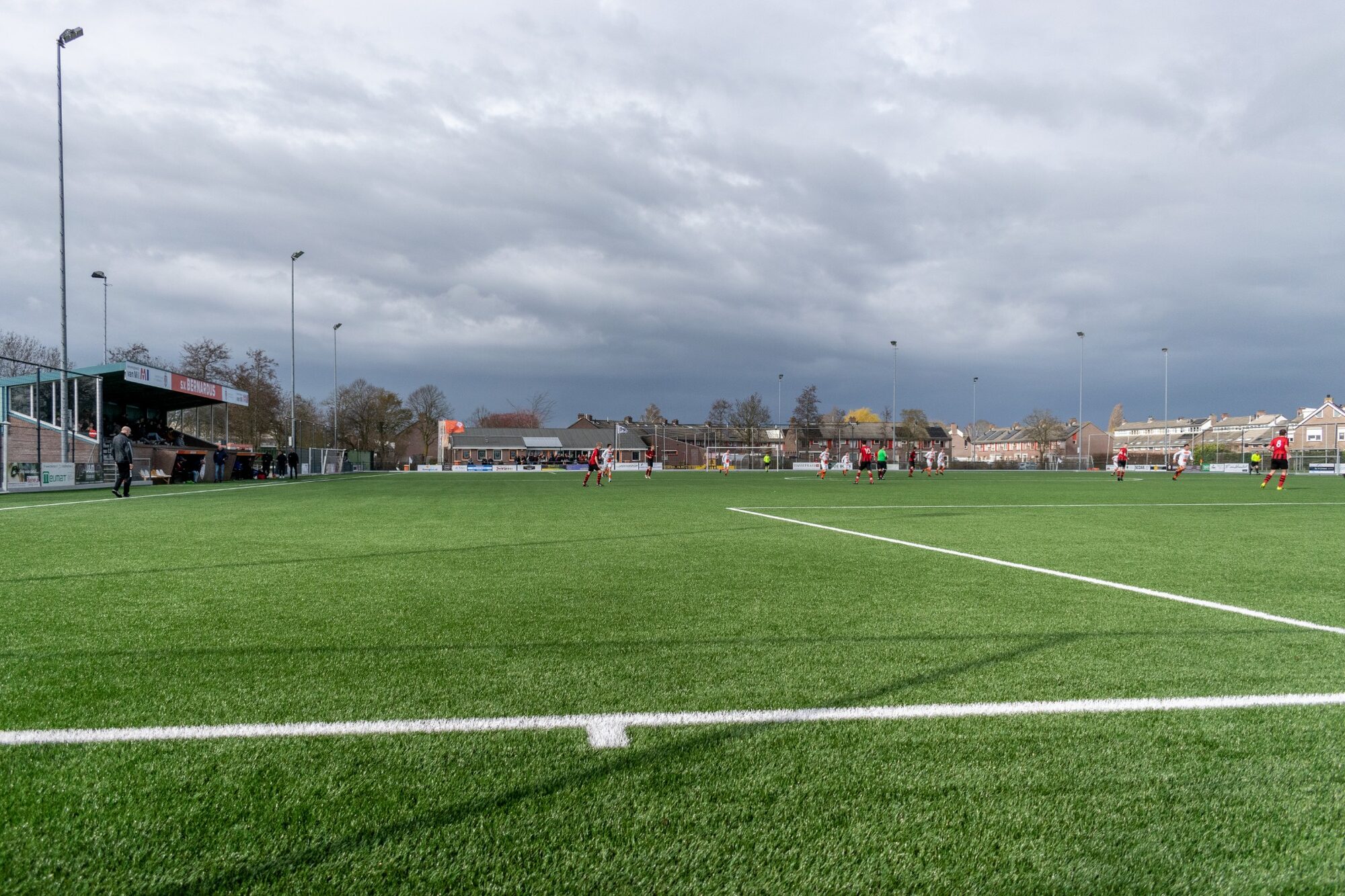 Het hoofdveld van SV Bernardus onder een bewolkte lucht